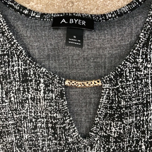 A. Byer career top size small black and grey digital print NWT - Picture 4 of 6